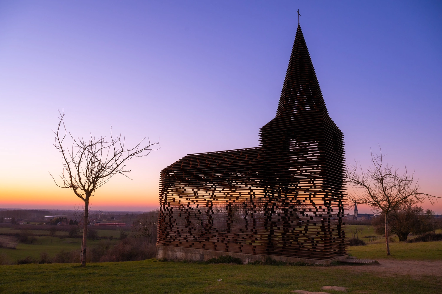 Afbeelding doorkijkkerk Borgloon, Reading between the Lines, de locatie waar Brecht en Joke elkaar het jawoord hebben gegeven